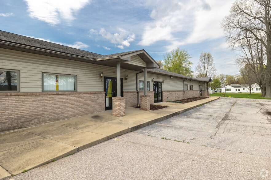 More Photos Of 5801 Old Collinsville Rd, Fairview Heights General Retail For Lease