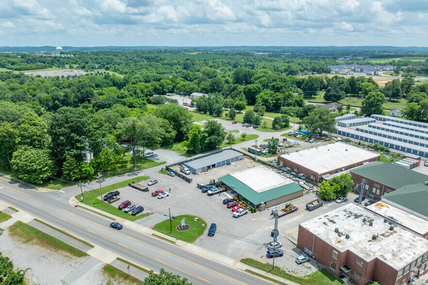 More Photos Of 2526-2530 Duplex Rd, Spring Hill Showroom For Sale