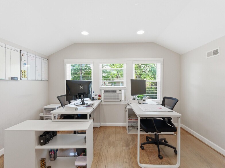More Photos Of 928 E 11 Mile Rd, Royal Oak Serviced Offices For Lease