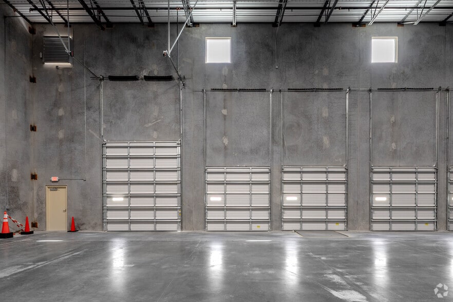 More Photos Of 3900 County Line Road, Lakeland Distribution For Lease