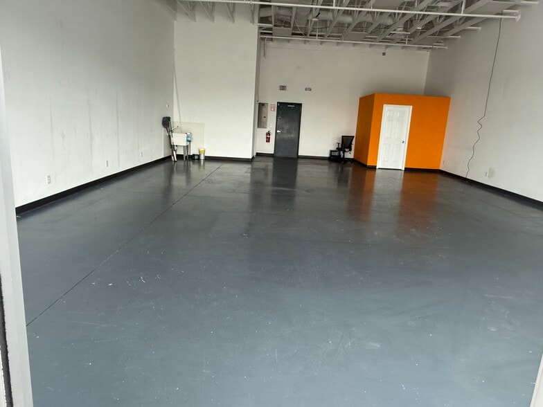 More Photos Of 1401 S US Highway 81-287, Decatur Storefront Retail Office For Lease