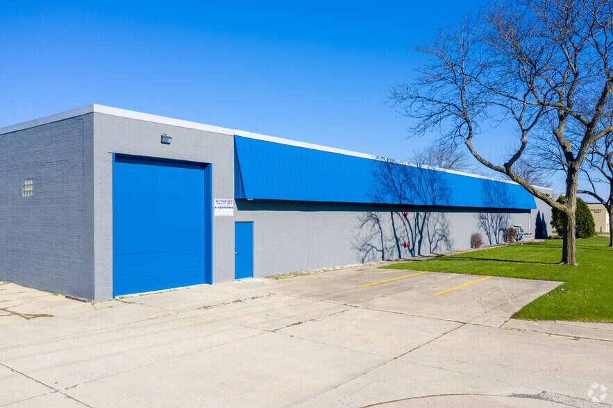 More Photos Of 3401-3411 Commercial Ave, Northbrook Warehouse For Sale