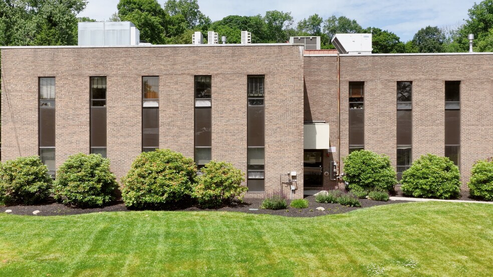 Primary Photo Of 555 Kinderkamack Rd, Oradell Medical For Sale