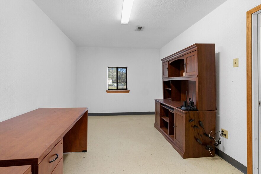 More Photos Of 8424 N HWY 69, Pollok Flex For Sale