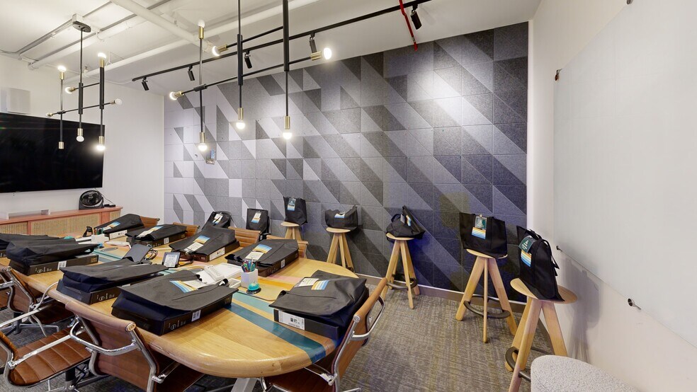 More Photos Of 1643 N Milwaukee Ave, Chicago Office For Lease