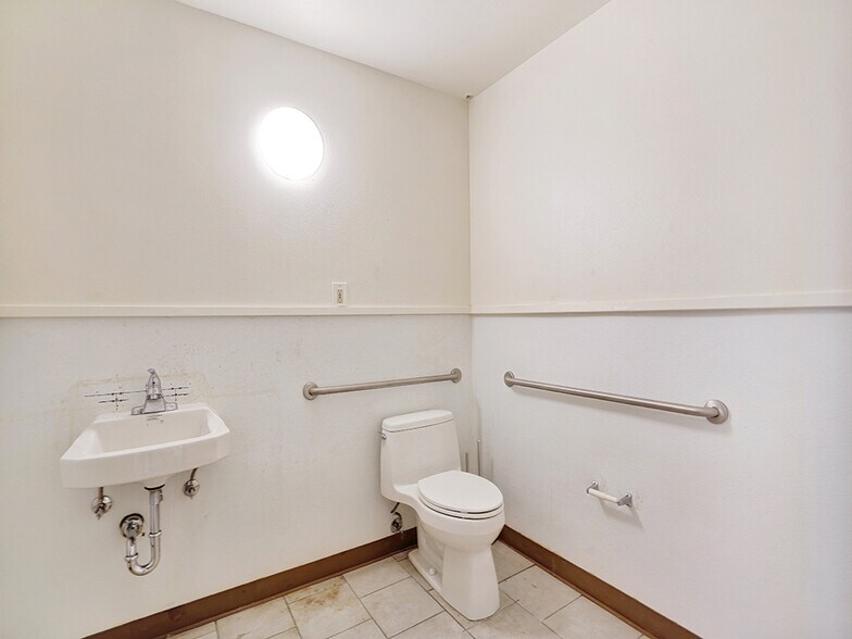 More Photos Of 1203 W Brooks St, Ontario Manufacturing For Sale