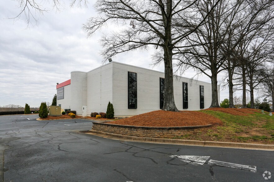 More Photos Of 8030 Arrowridge Blvd, Charlotte Office For Sale