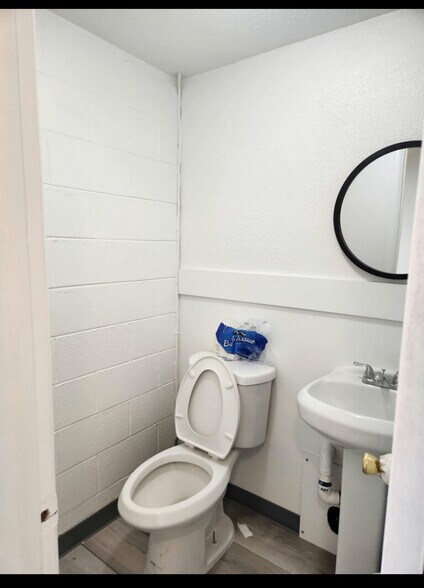 More Photos Of 3503 W Clearwater Ave, Kennewick Storefront For Sale