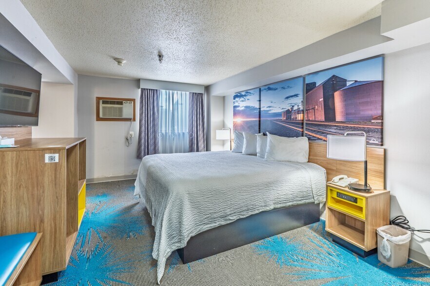 More Photos Of 519 Crook St, Custer Hotel For Sale