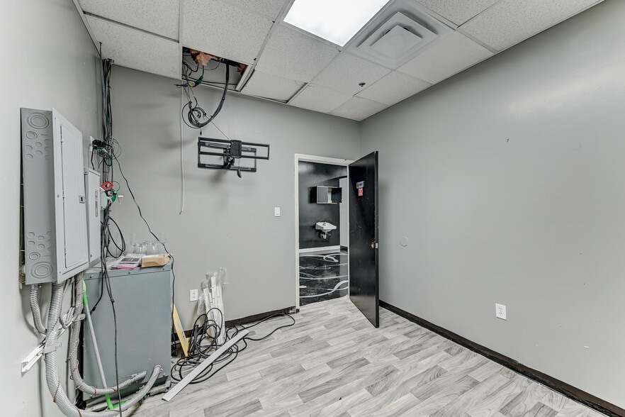 More Photos Of 324 Fm-1960 Rd, Houston General Retail For Sale