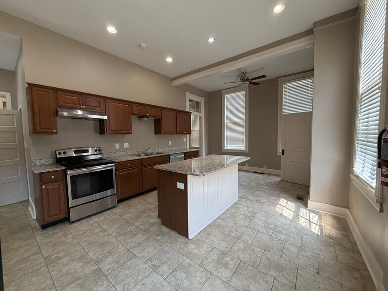 More Photos Of 28 S Idlewild St, Memphis Freestanding For Sale