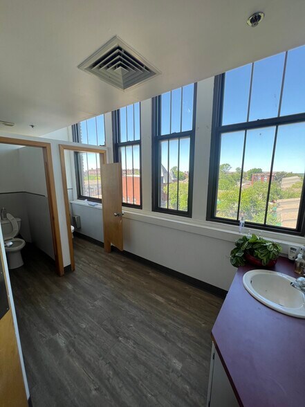 More Photos Of 1000 Broadway Blvd, Kansas City Loft Creative Space For Lease