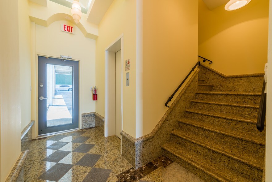 More Photos Of 262-264 Almeria Ave, Coral Gables Office For Lease