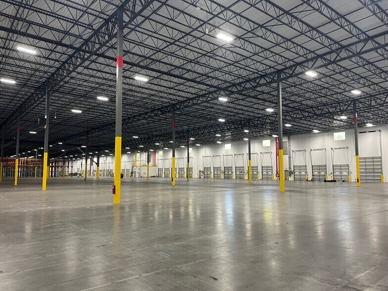 More Photos Of 6525 Mall Blvd, Union City Warehouse For Lease