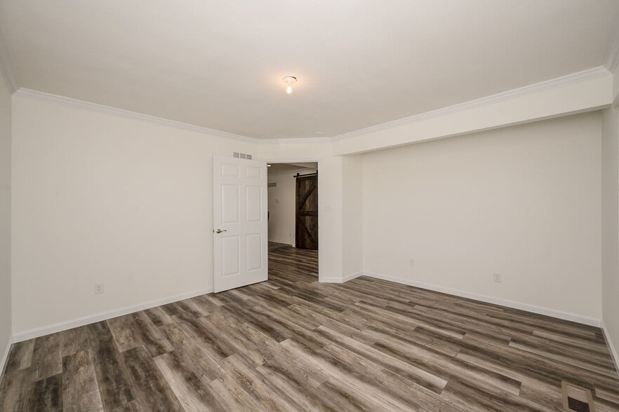 More Photos Of 302 S Lincoln Dr, Troy Office For Lease