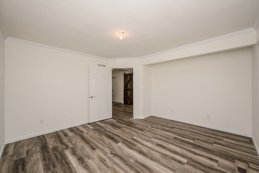 More Photos Of 302 S Lincoln Dr, Troy Office For Lease