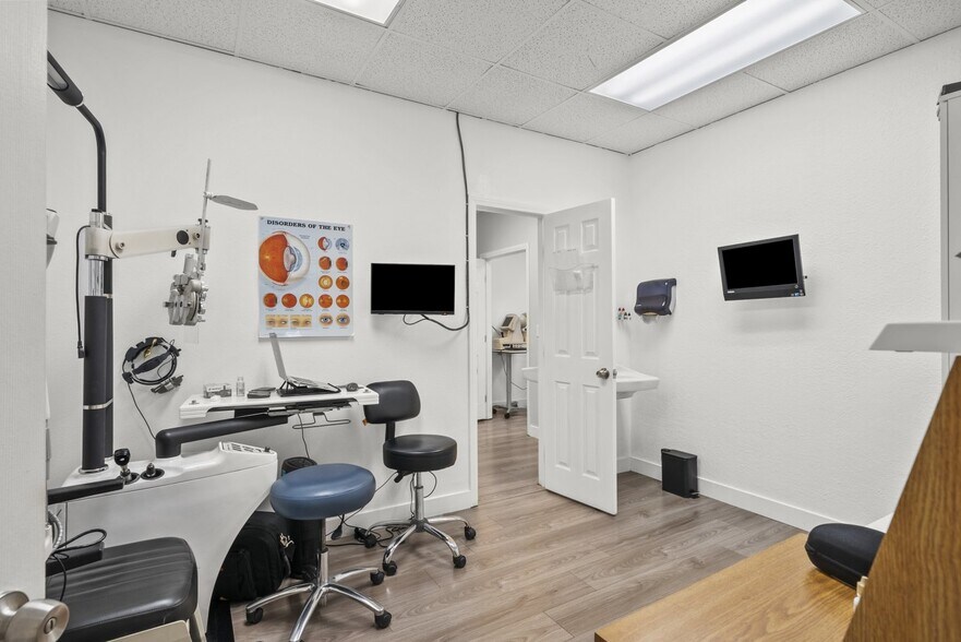 More Photos Of 516 W Lancaster Blvd, Lancaster Freestanding For Lease