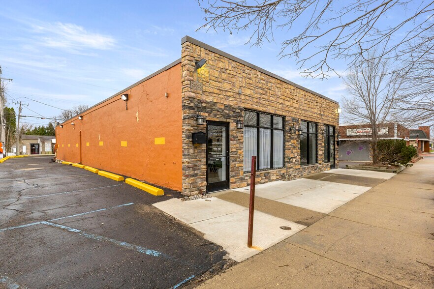 More Photos Of 25033-25037 W Warren St, Dearborn Heights Freestanding For Lease
