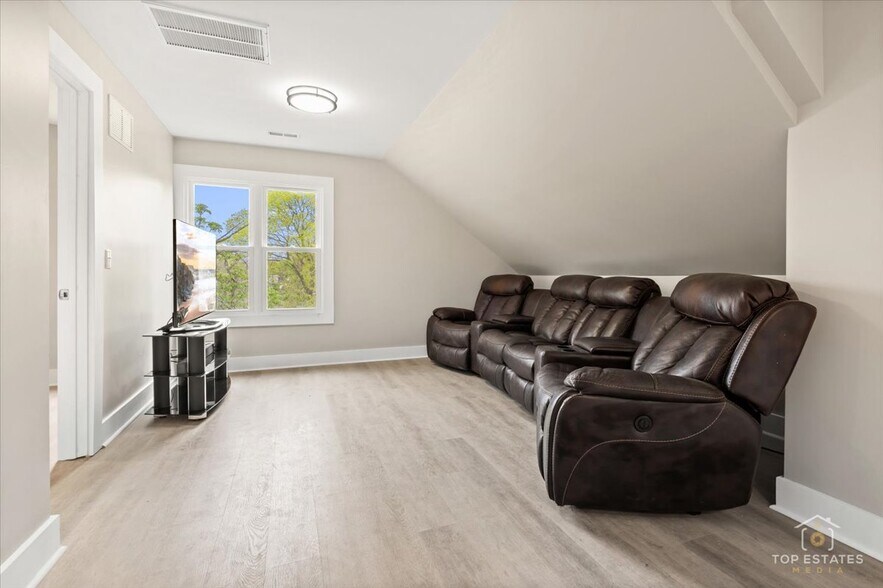 More Photos Of 1542 Victoria Ave, North Chicago Apartments For Sale