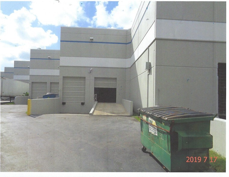 More Photos Of 3303-3383 NW 167th St, Miami Gardens Showroom For Lease