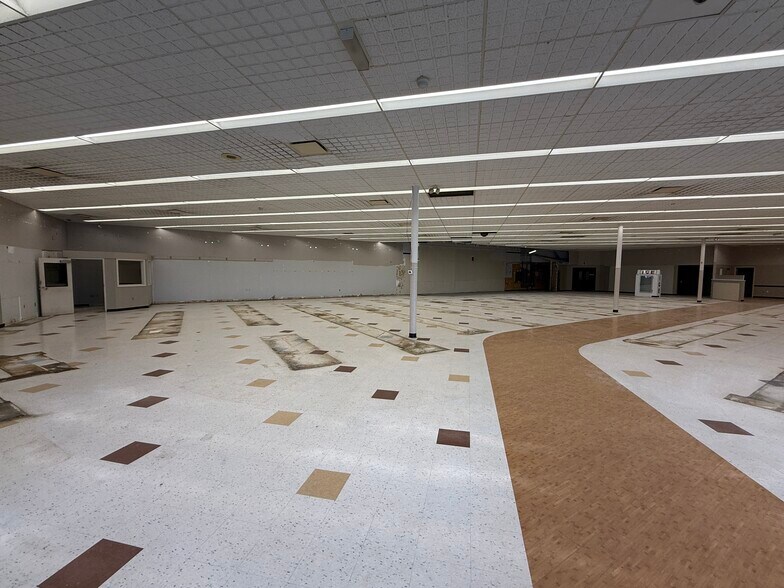 More Photos Of 305 W Main St, Ottawa Drugstore For Lease