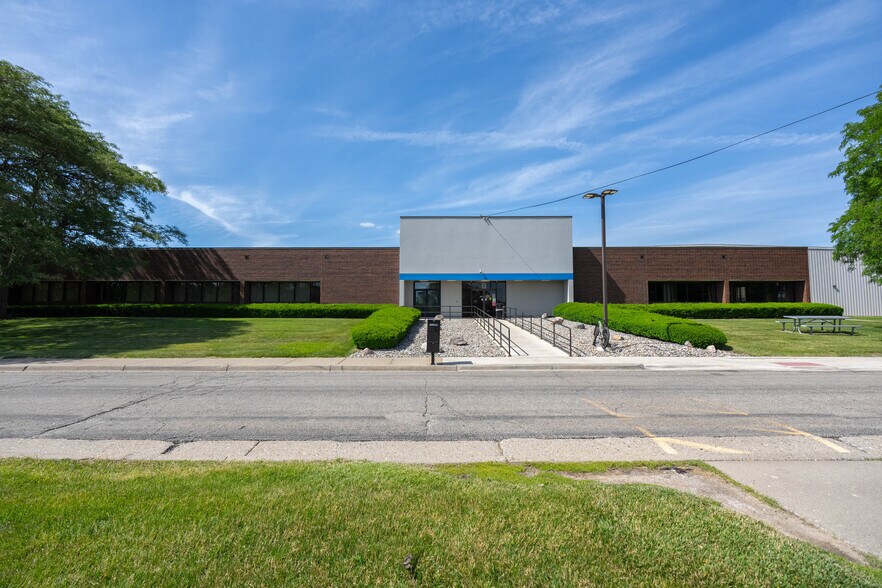 More Photos Of 5400 Perry Dr, Waterford Distribution For Sale