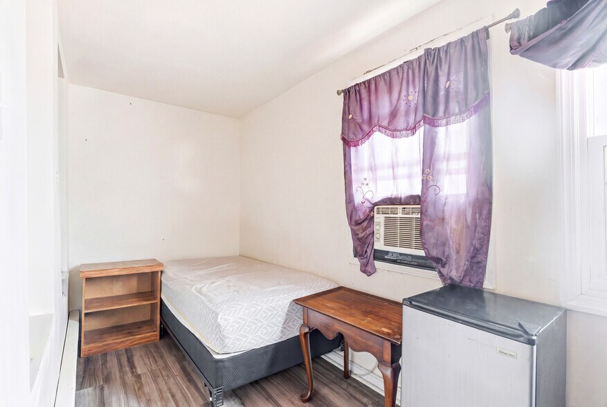 More Photos Of 204 Parkhurst St, Newark Apartments For Sale