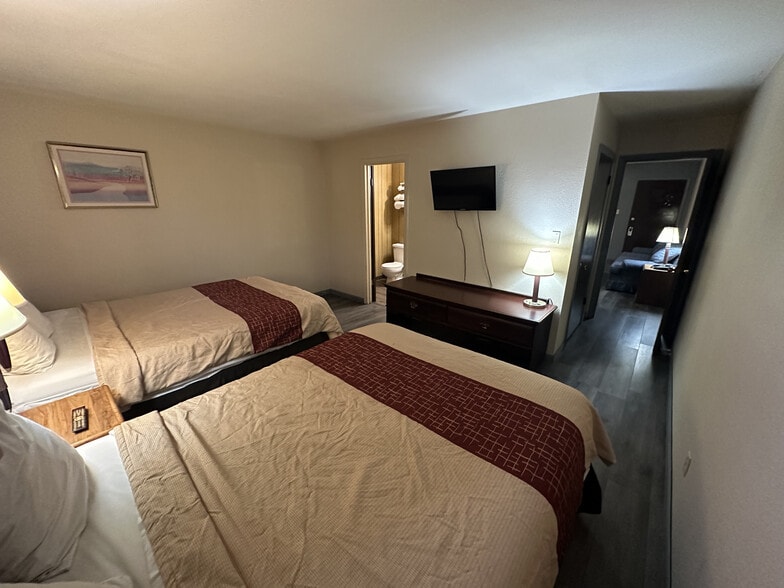 More Photos Of 721 State Route 54 E, Clinton Hotel For Sale