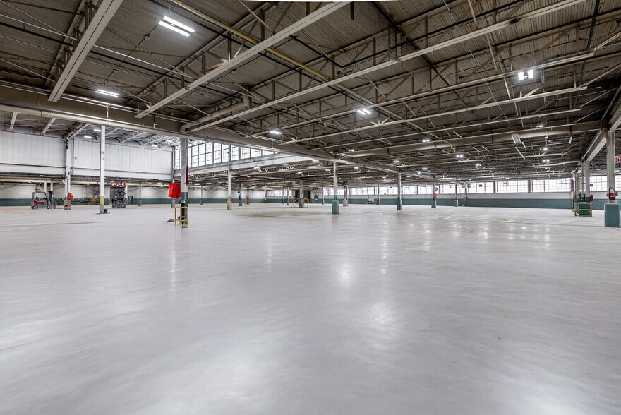 More Photos Of 5455 Ch De La Côte-De-Liesse, Montréal Manufacturing For Sale