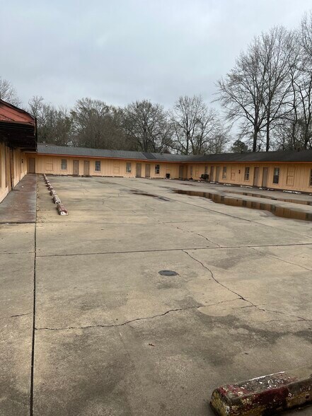 More Photos Of 1604 N University Ave, Lafayette Hotel For Sale