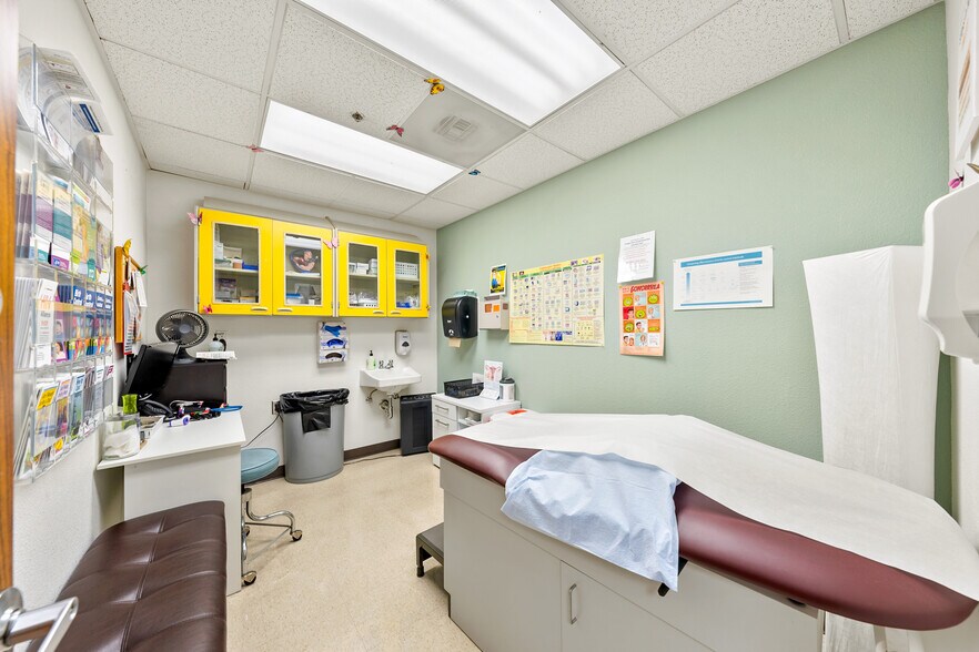 More Photos Of 715 NW Dimmick St, Grants Pass Office For Sale