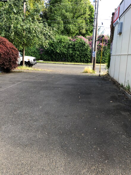 More Photos Of 2001 SE Stark St, Portland Convenience Store For Sale