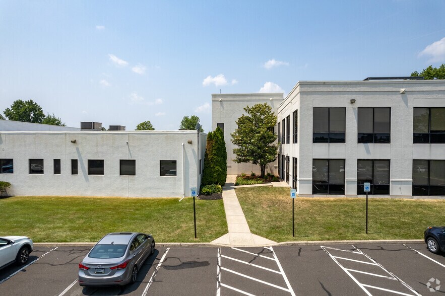 More Photos Of 12 Penns Trl, Newtown Medical For Lease