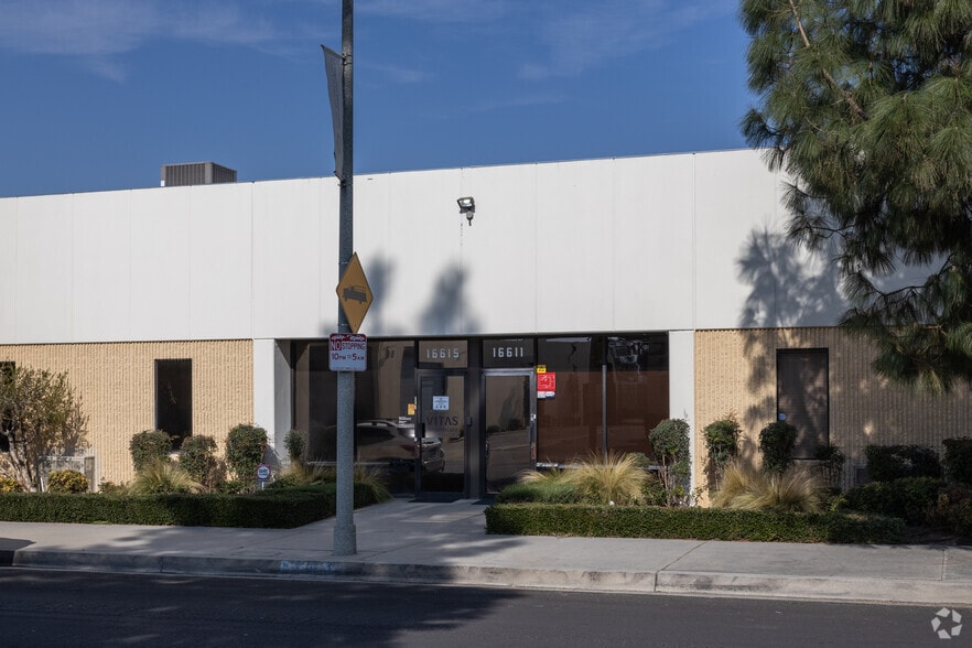 More Photos Of 16611-16615 Arminta St, Van Nuys Flex For Lease
