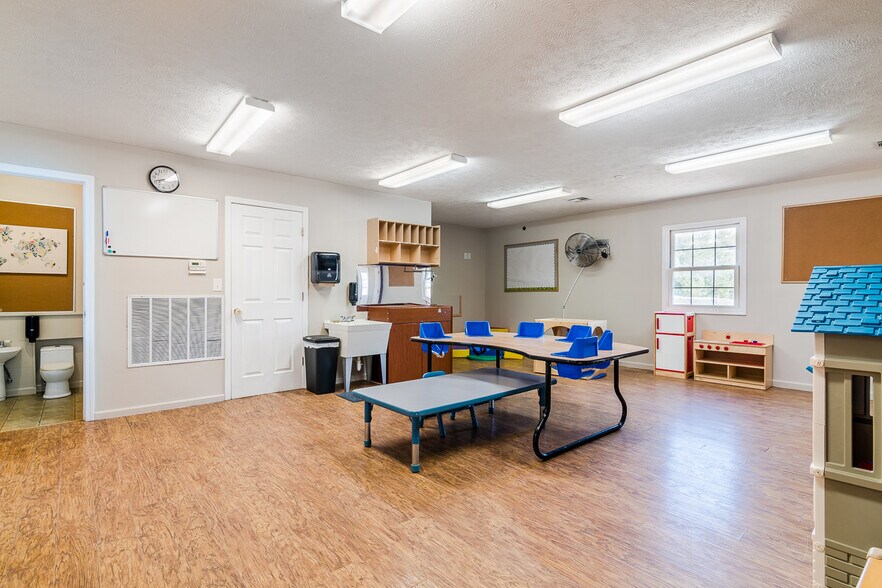 More Photos Of 17656 Old Post Rd, Wamego General Retail For Sale