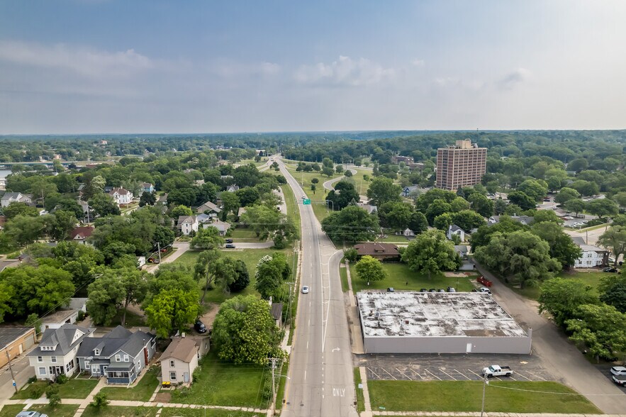 More Photos Of 415 N 3rd St, Rockford Light Distribution For Sale