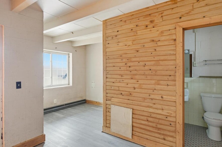 More Photos Of 1712 Ashmun St, Sault Sainte Marie Hotel For Sale