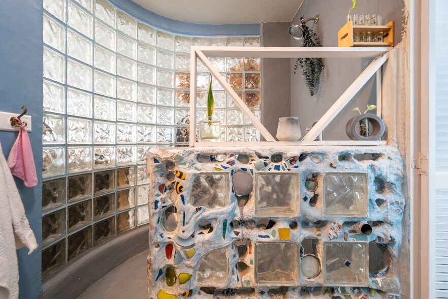 More Photos Of 315-317 Castle St, Wilmington Storefront Retail Residential For Sale