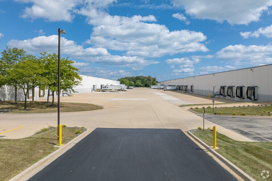 More Photos Of 3540-3630 Amhurst Pky, Waukegan Manufacturing For Lease
