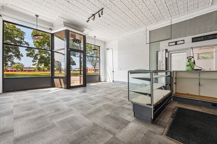 More Photos Of 2710-2712 17th St, Racine Storefront Retail Residential For Sale