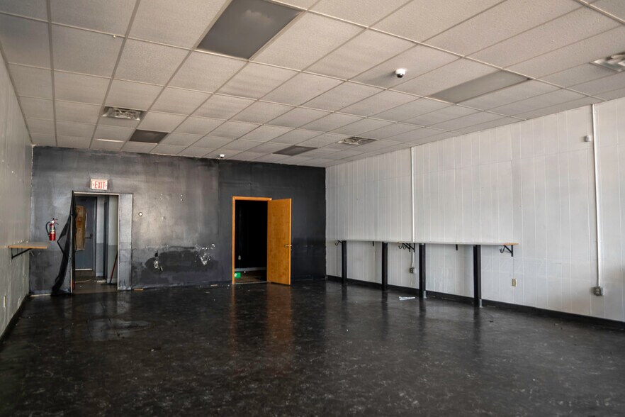 More Photos Of 1002-1010 NW Radial Hwy, Omaha Unknown For Lease