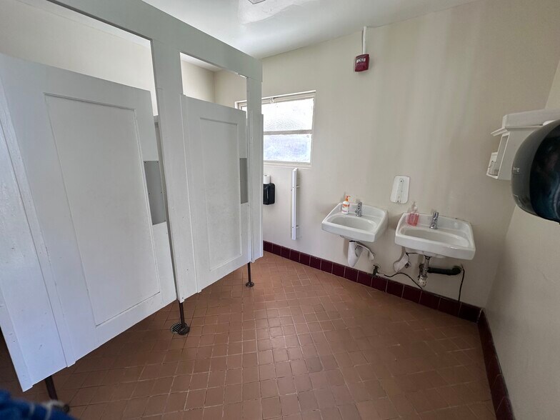 More Photos Of 610 N San Antonio Ave, Pomona Specialty For Lease