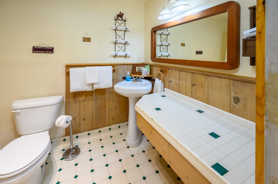 More Photos Of 109455 Highway 97 N, Chemult Hotel For Sale