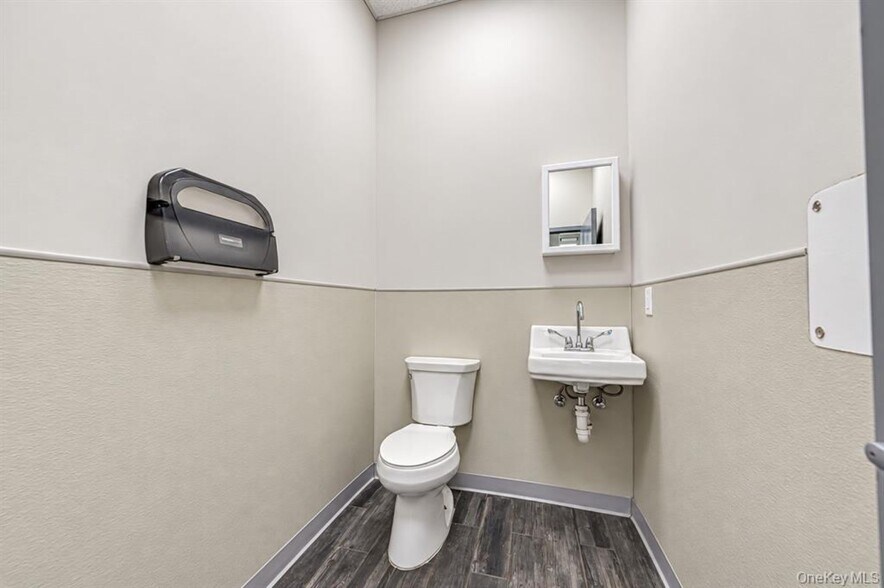 More Photos Of 1709 Newbridge Rd, North Bellmore Manufacturing For Sale