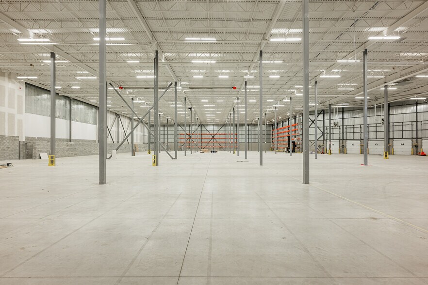Primary Photo Of 6000 Rte Transcanadienne, Saint-Laurent Warehouse For Lease