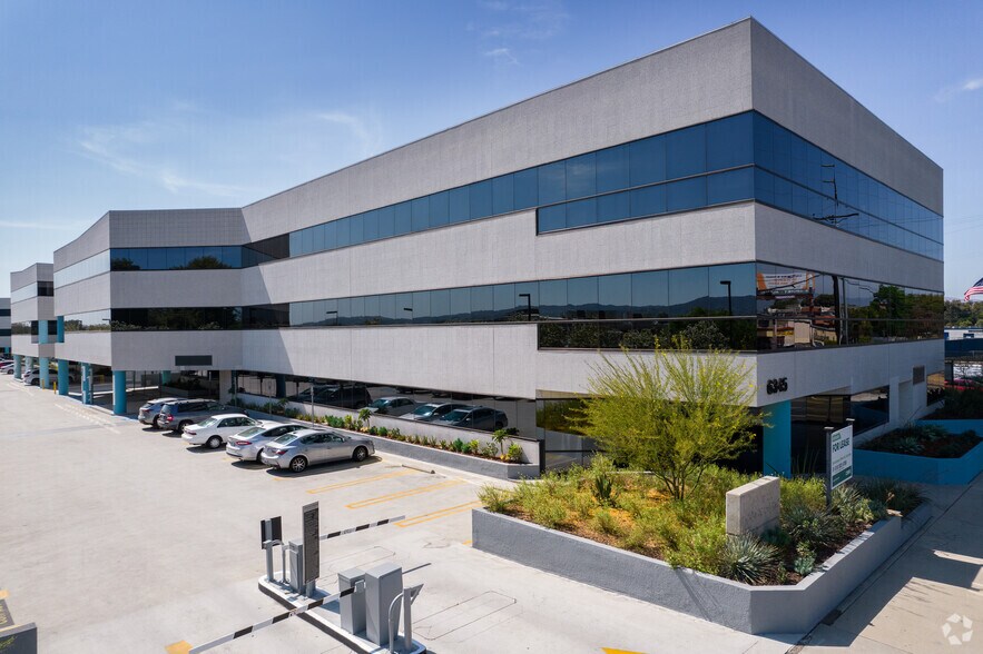 More Photos Of 6345 Balboa Blvd, Encino Unknown For Lease
