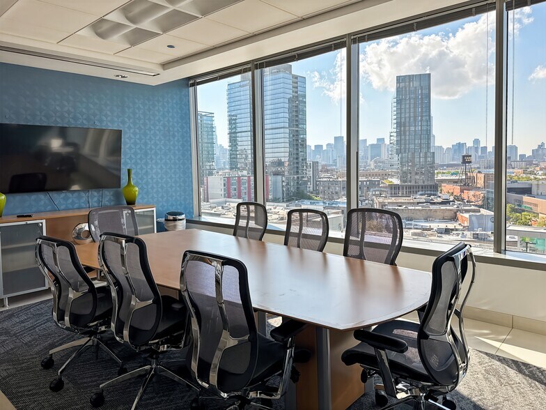 More Photos Of 915-939 W North Ave, Chicago Coworking Space