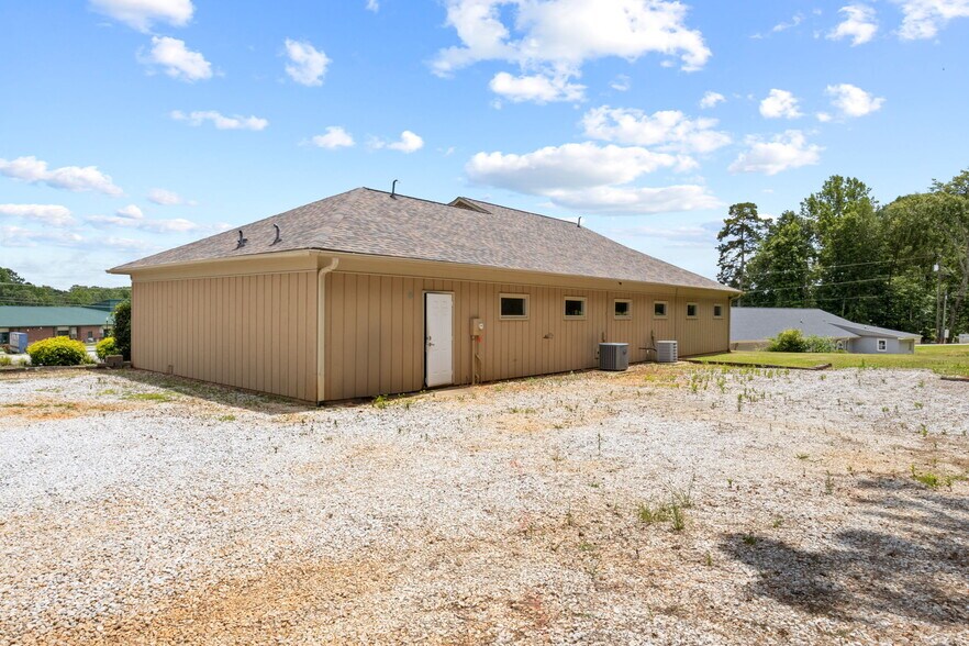 More Photos Of 735 N Townville St, Seneca Medical For Lease