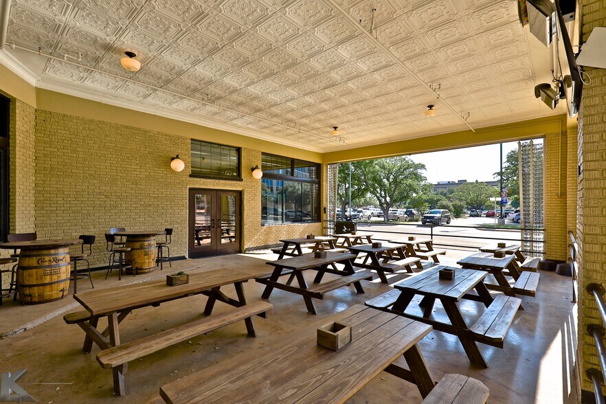 More Photos Of 382 Chestnut St, Abilene Bar For Sale