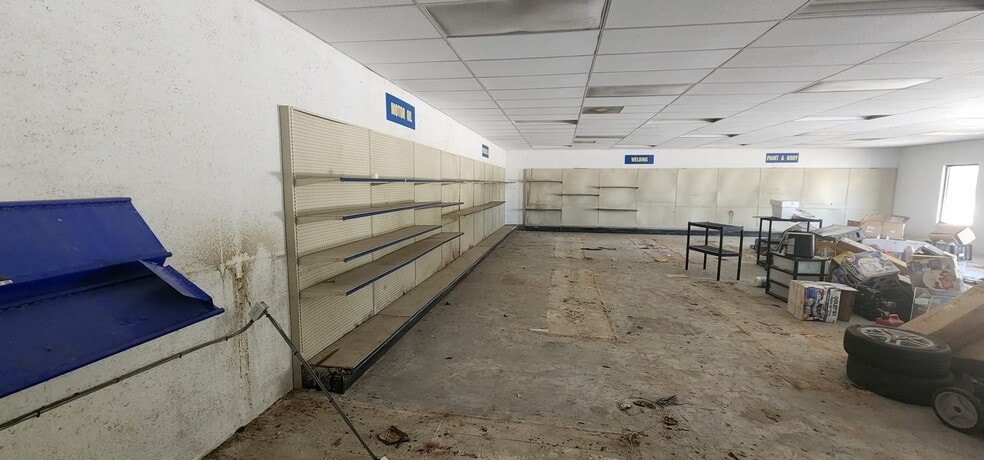 More Photos Of 284 S Center St, Pierson Auto Repair For Lease